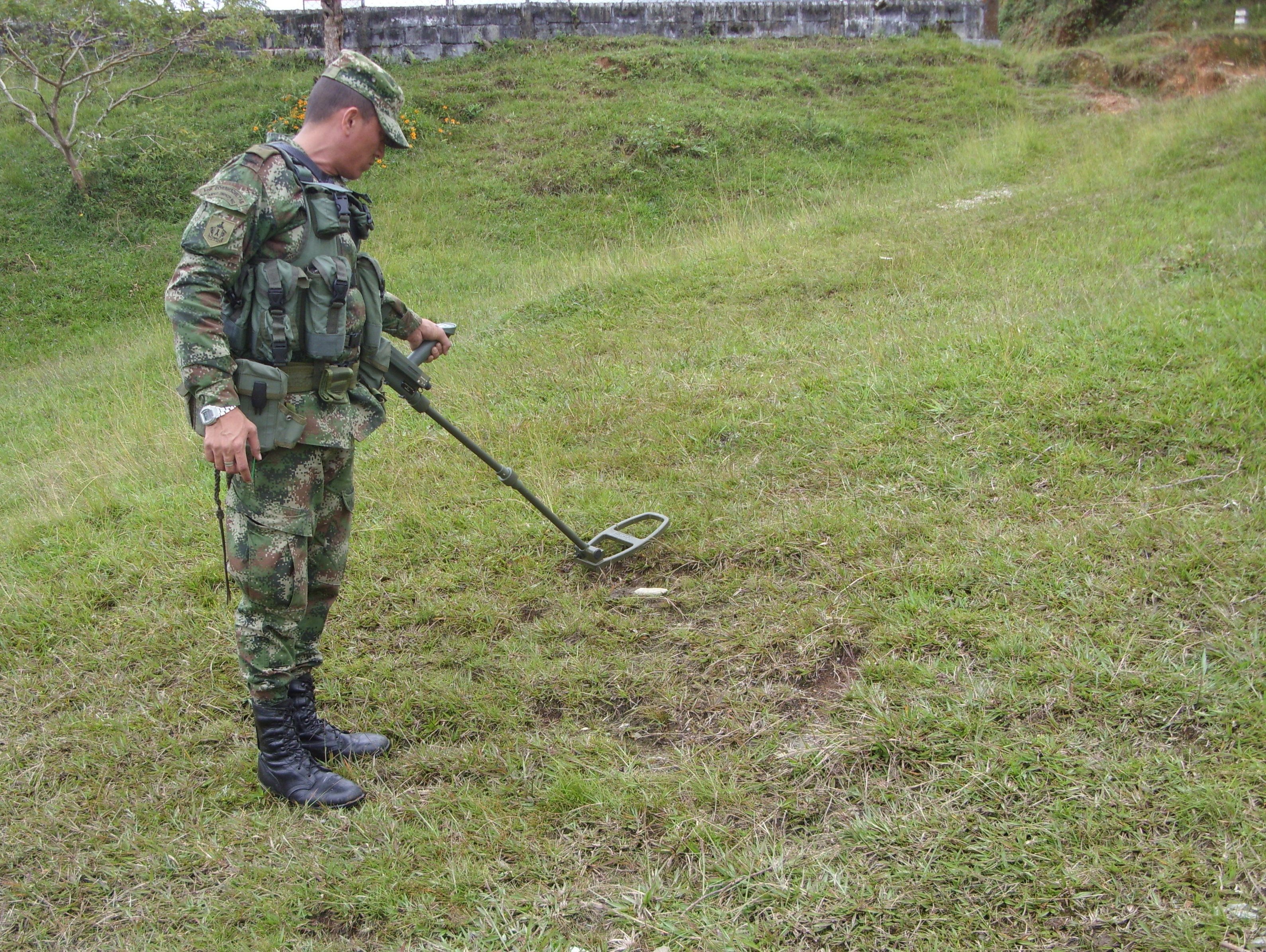 Ejército desactivo 3 minas antipersona en zona rural de Cerrito