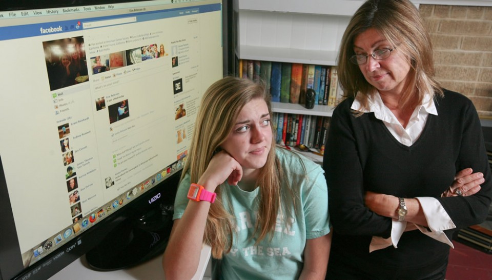 Padres de familia podrán revisar redes sociales de sus hijos sin que sea violación a la intimidad.