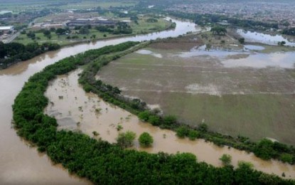 Una mujer, aún no identificada, fue hallada sin vida en el río Cauca, autoridades investigan.