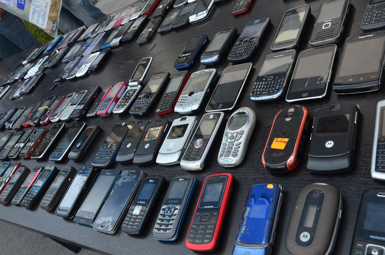 100 teléfonos móviles fueron incautados durante allanamientos a almacenes en Tuluá.
