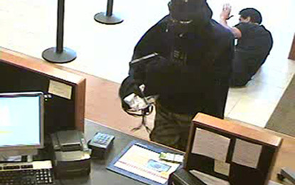 HOMBRES ARMADOS ROBARON DINERO DE LAS TAQUILLAS DE UN BANCO,  EN EL CENTRO DE CALI.