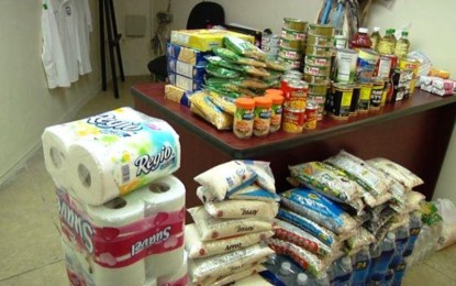 Policía entrego víveres a los afectados por incendios forestales en la zona de ladera.