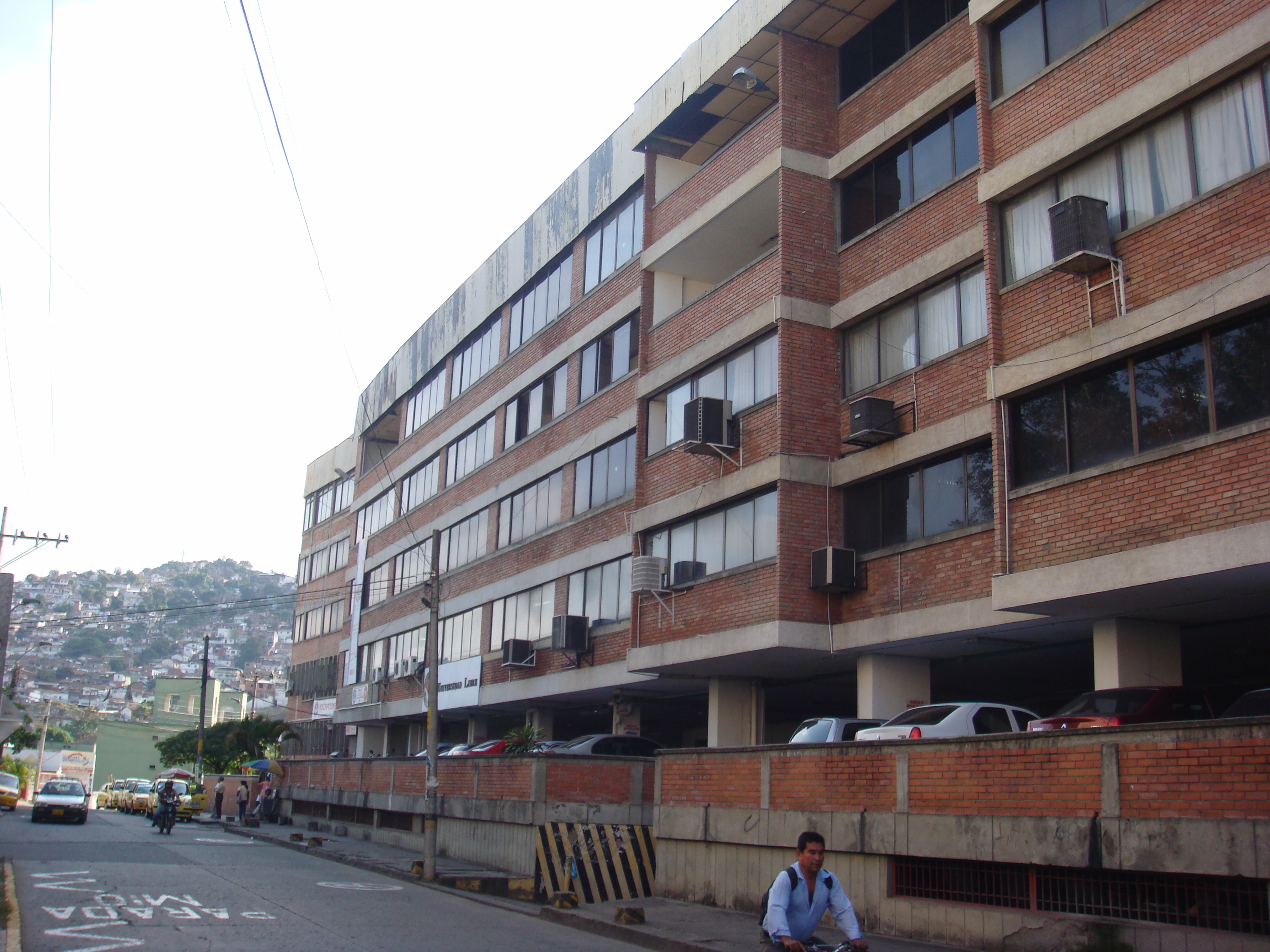 Directivos de universidad libre dicen que cierre de la clínica Rafael Uribe Uribe, se debe a la crisis de la salud.