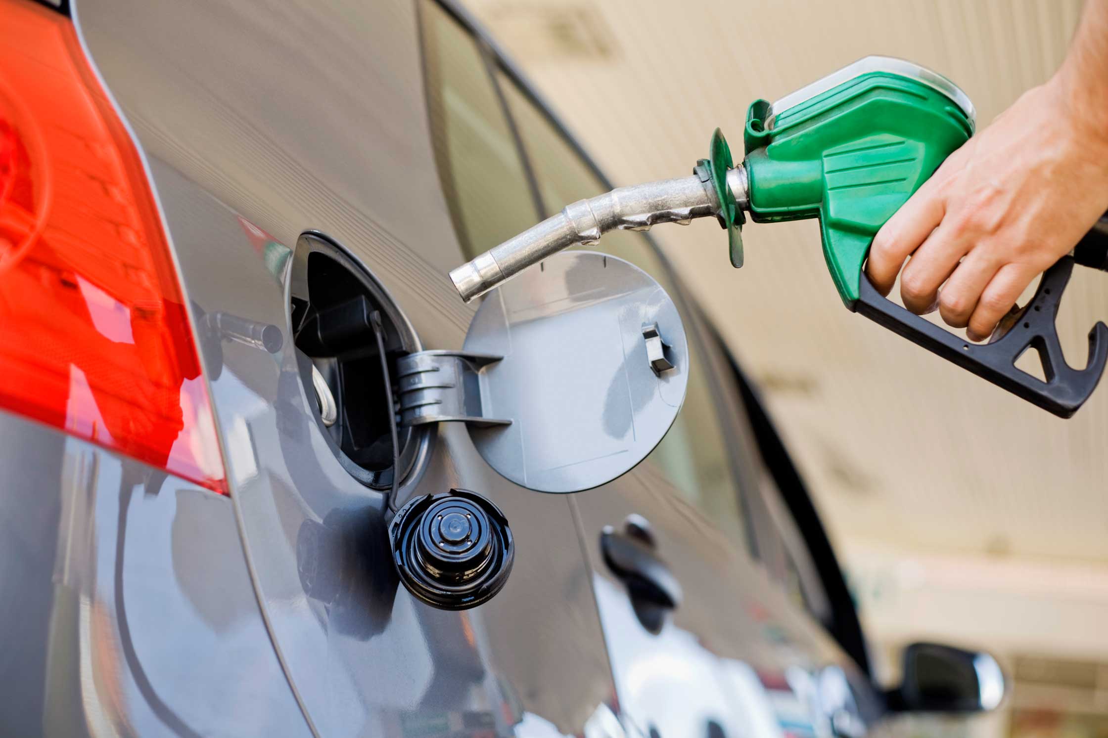 Gasolina subsidiada podría venderse en otras zonas, advierte contralor general