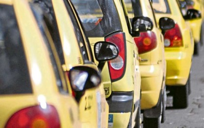 Taxistas están en desacuerdo con el nuevo decreto que exige que cuenten con seguridad social para prestar el servicio.