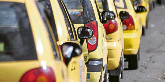 Taxistas están en desacuerdo con el nuevo decreto que exige que cuenten con seguridad social para prestar el servicio.