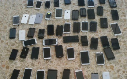 32 celulares fueron incautados del San Andresito del oriente de Cali.