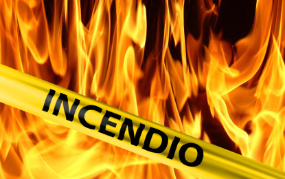 Tres locales resultaron afectados por un voraz incendio.