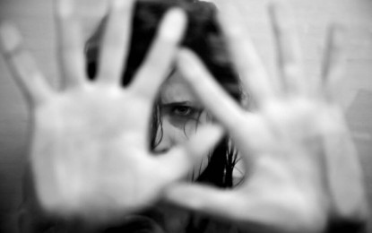 Autoridades investigan violación y asesinato de una joven en el barrio San Carlos de Cali.