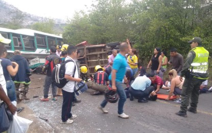 Varios heridos deja accidente entre guala y bus de estudiantes