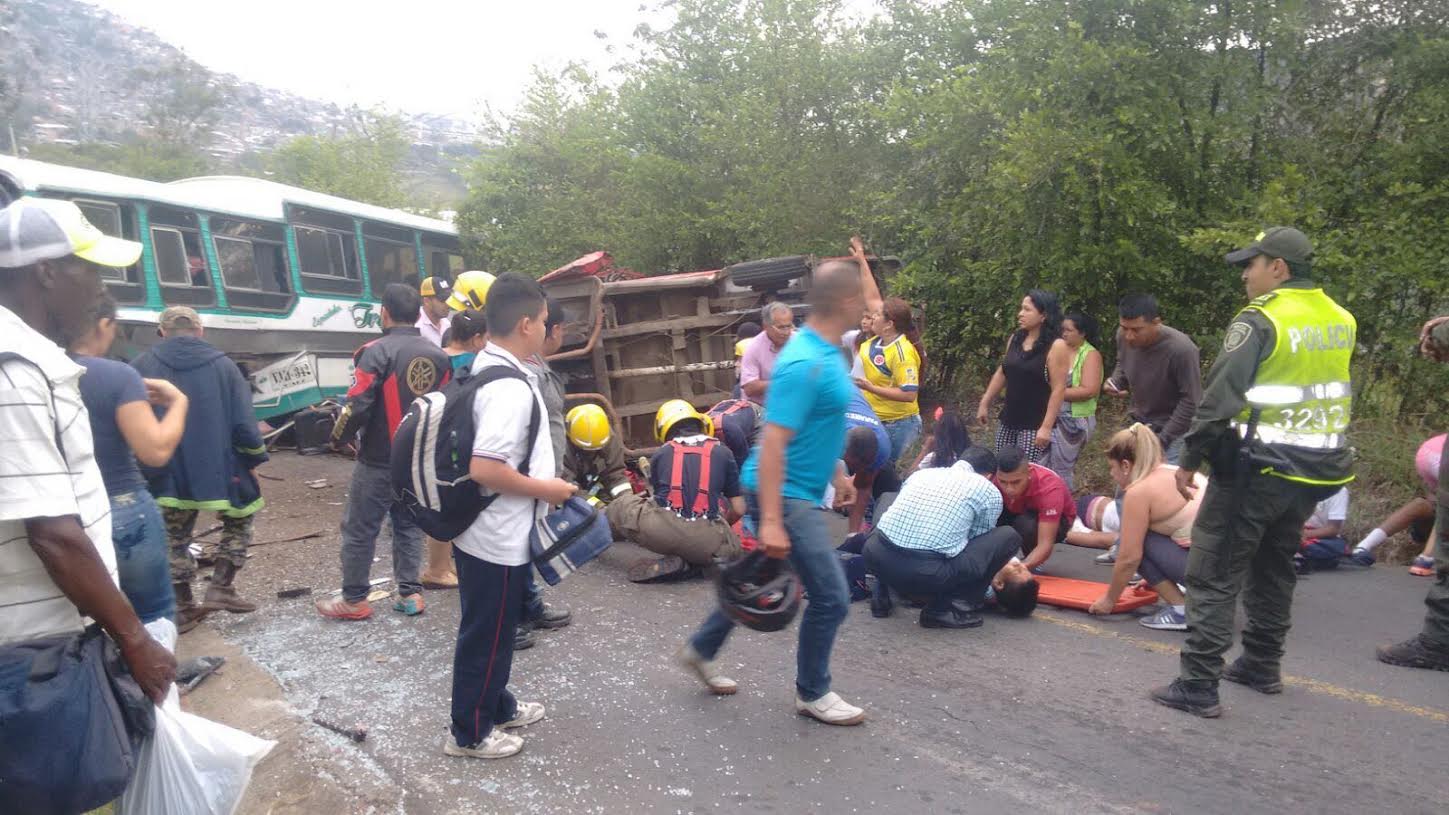 Varios heridos deja accidente entre guala y bus de estudiantes