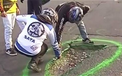 Nuevamente motociclistas de Cali, retoman la marcación de huecos en diferentes vías de la ciudad.