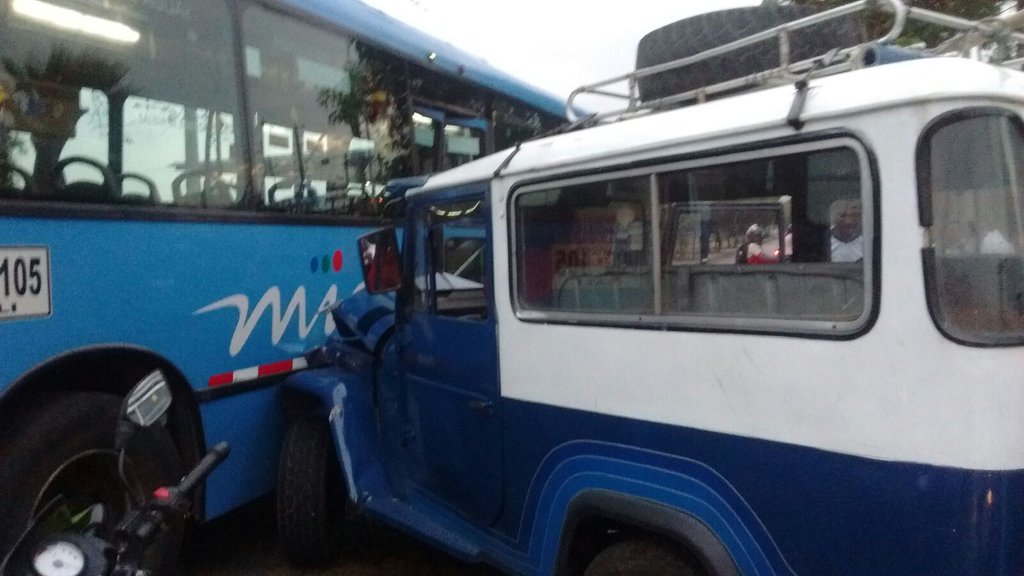 6 personas lesionadas, dejó accidente de un bus del MIO con una guala en la Avenida Ciudad de Cali.
