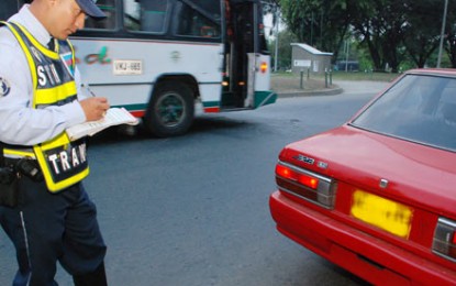 Tres agentes de tránsito fueron arrollados por conductor quien quería evitar inmovilización de su carro.