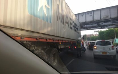 Tractomula por poco queda atascada en el puente peatonal de Chipichape