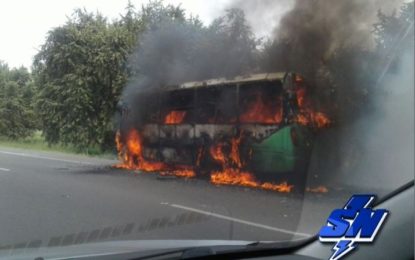 Un bus que cubría la Ruta Cali-Palmira se incendió