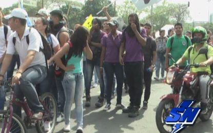Estudiantes manifestaron en rechazo a reforma tributaria