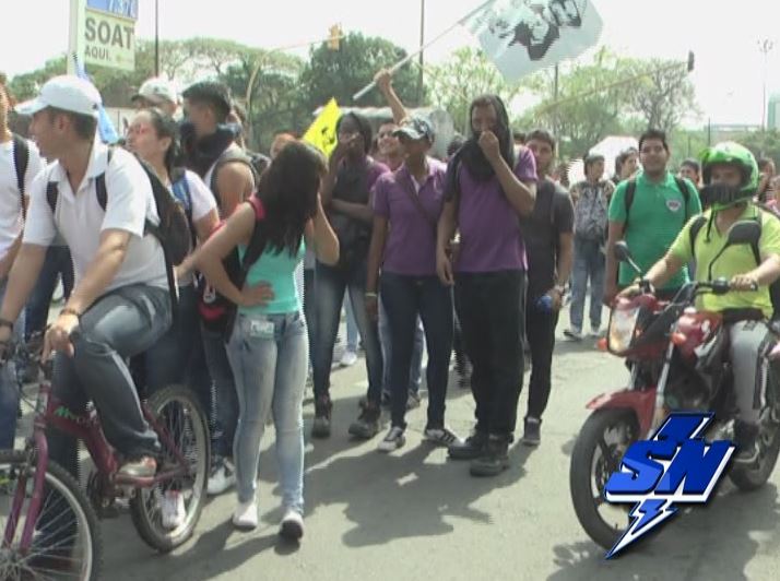Estudiantes manifestaron en rechazo a reforma tributaria