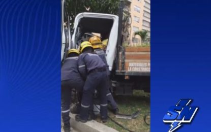 Hombre quedó atrapado dentro de un vehículo en el sur de Cali