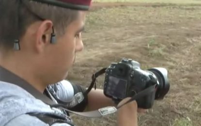 Perdió sus manos al manipular una mina, ahora es fotógrafo de las FARC