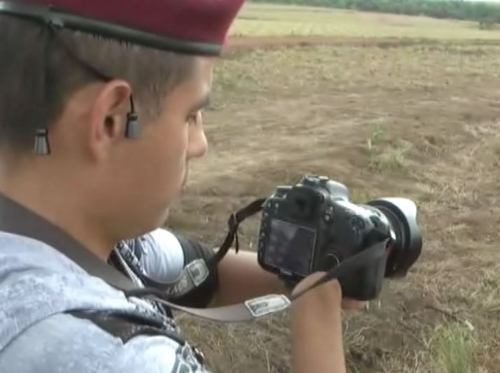 Perdió sus manos al manipular una mina, ahora es fotógrafo de las FARC