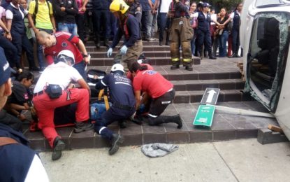 Hombre quedó atrapado dentro de un vehículo en fuerte accidente de transito