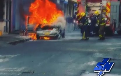 Vehículo incinerado en el nororiente de Cali