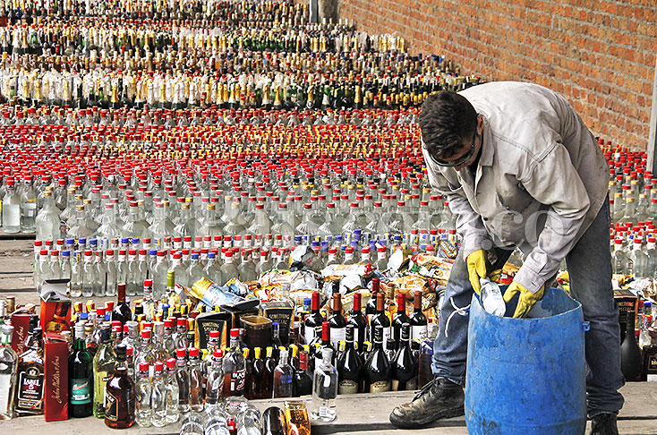 Más de 20 mil botellas de licor de contrabando fueron incautados