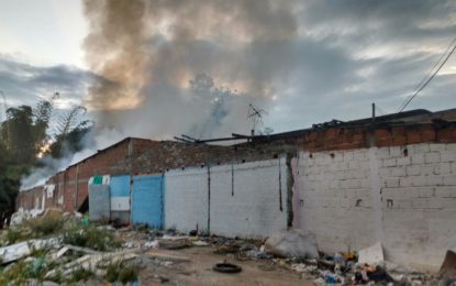 Incendio consumió fabrica de colchones al nororiente de Cali
