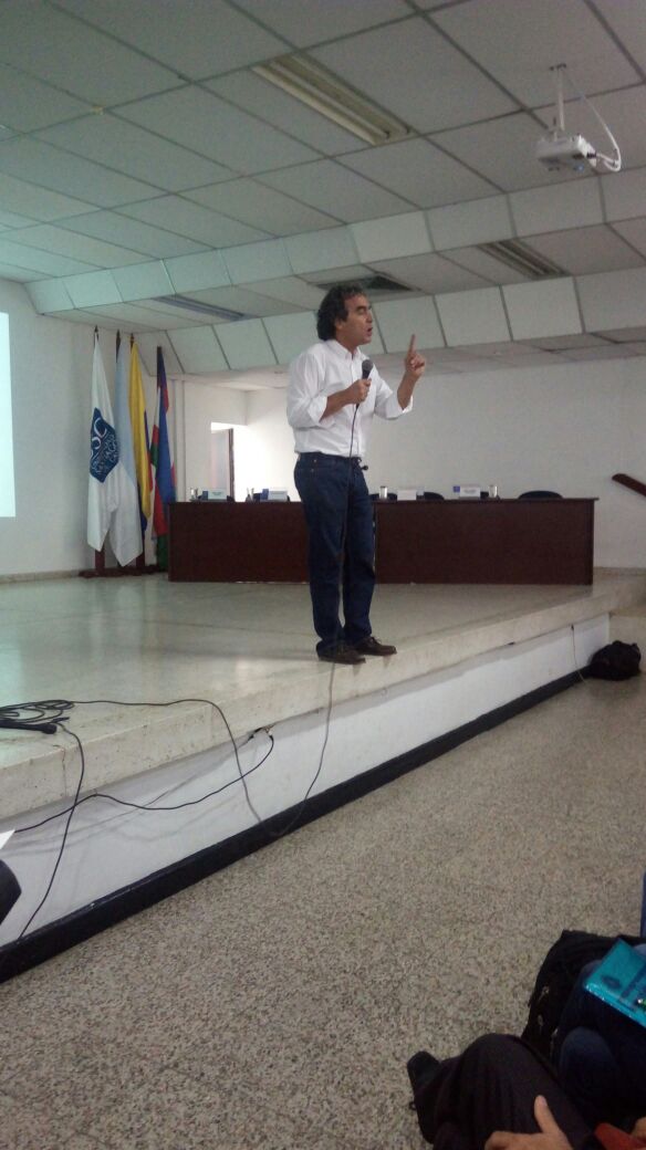 Con más recursos para la educación progresaremos en Colombia: Sergio Fajardo