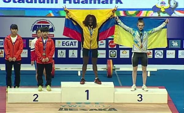 la Tulueña Yenni Sinisterra logró Medalla de oro en Mundial de pesas