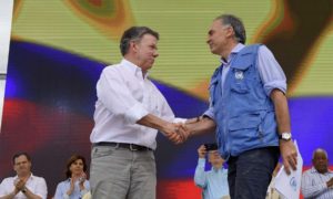 El Presidente Juan Manuel Santos saluda al Jefe de la Misión de la ONU en Colombia, Jean Arnault, durante el acto final de dejación de armas de las Farc.