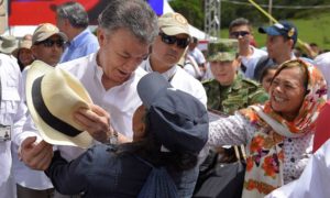 El Presidente Juan Manuel Santos recibe un caluroso saludo por parte de una habitante de Mesetas, donde se realizó el acto final de la histórica dejación de armas de las Farc.