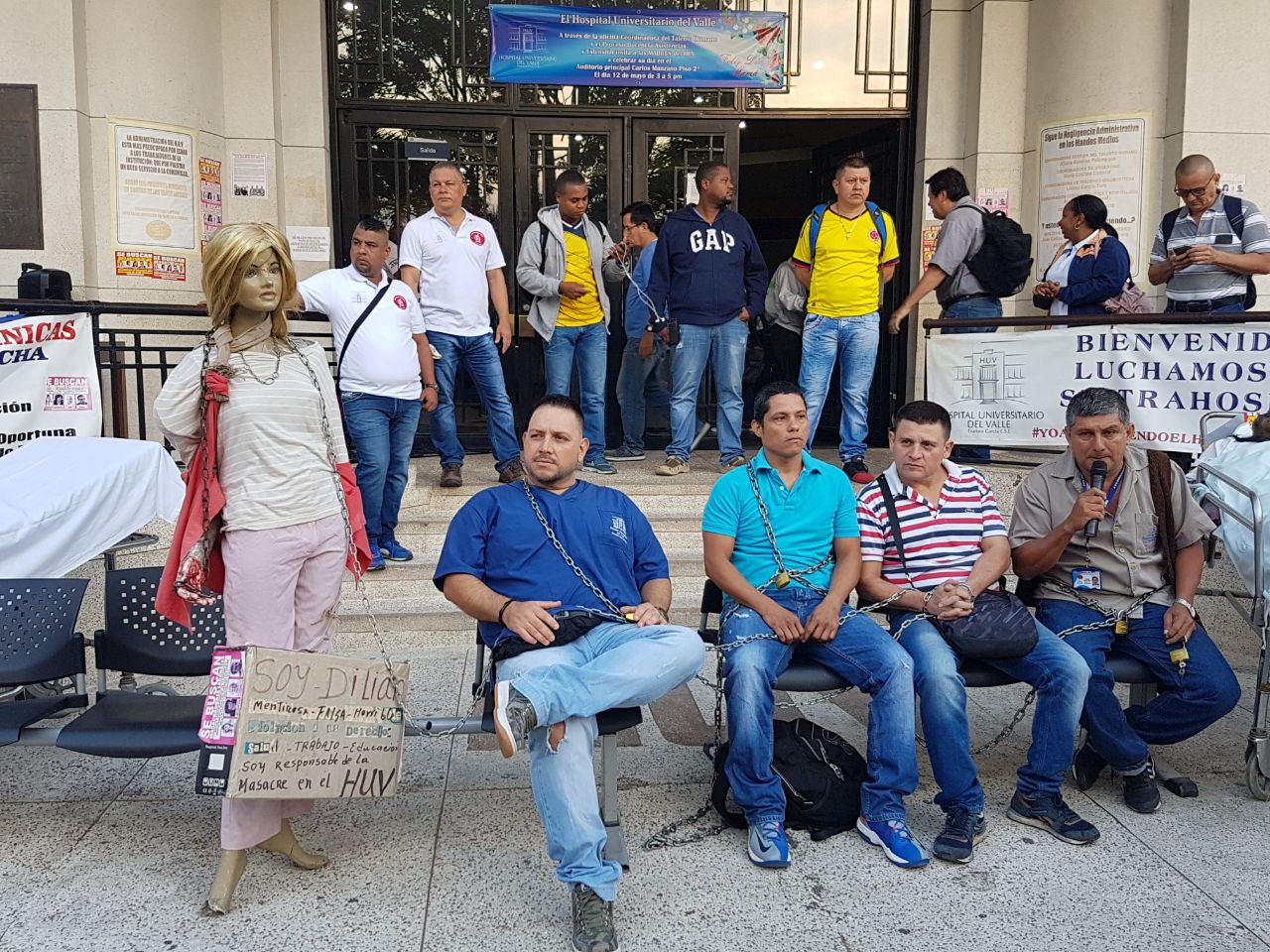 Encadenados, empleados del HUV protestan por lo que denominan «masacre laboral»