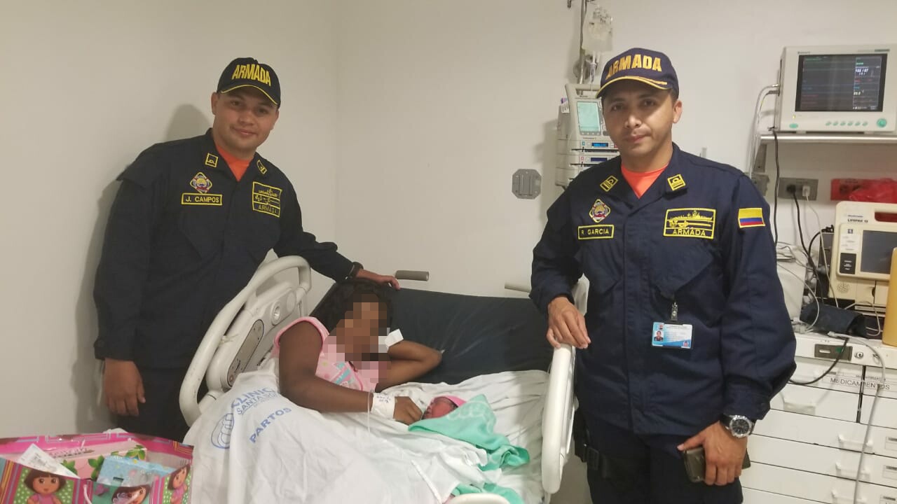 Bebé llegó al mundo en manos de uniformados de la Armada Nacional