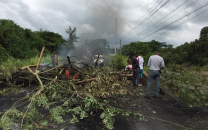 Protestas y bloqueo de vía por falta de servicio de acueducto en Puerto Tejada