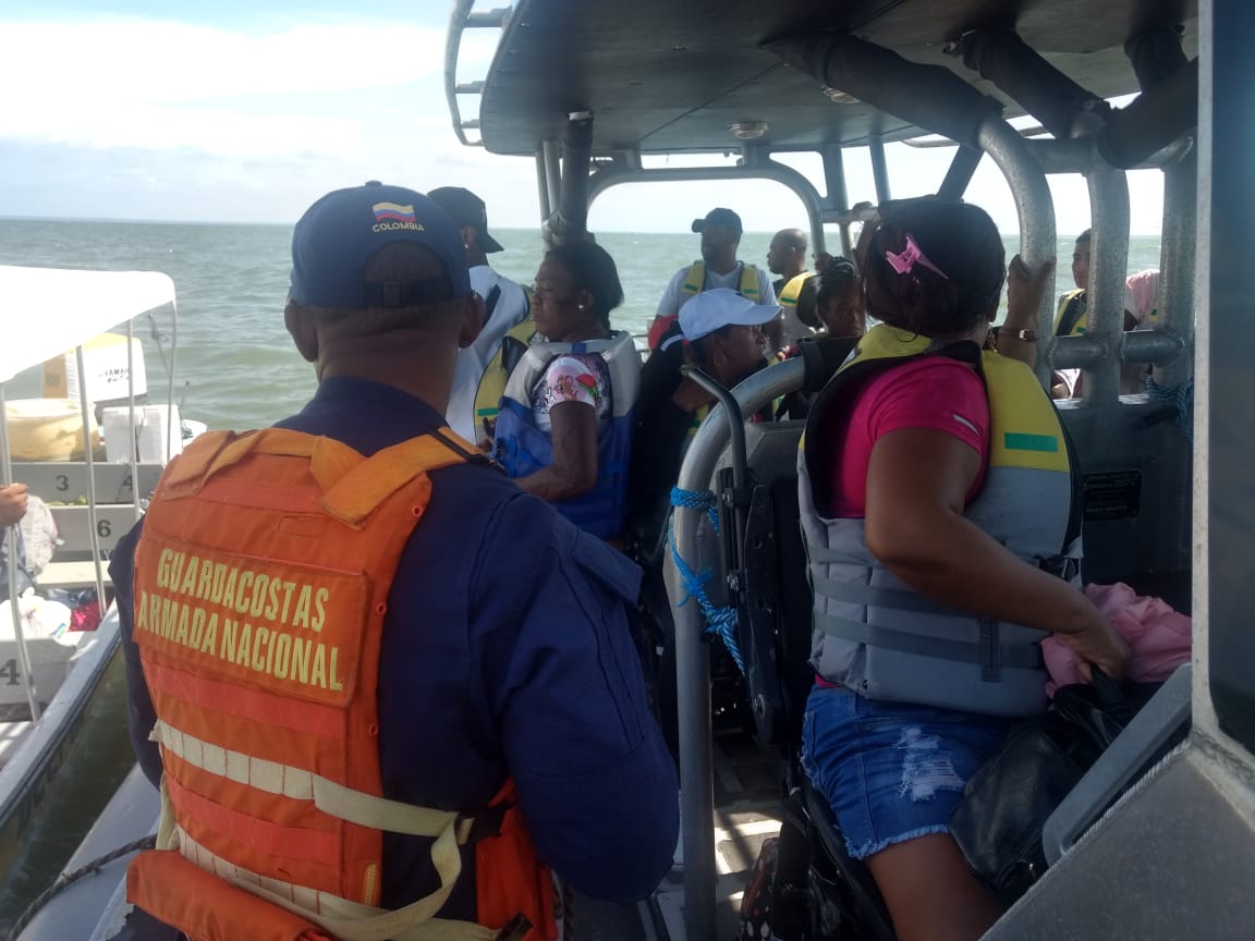 Rescatan 19 personas en embarcación a la deriva en el Pacifico colombiano