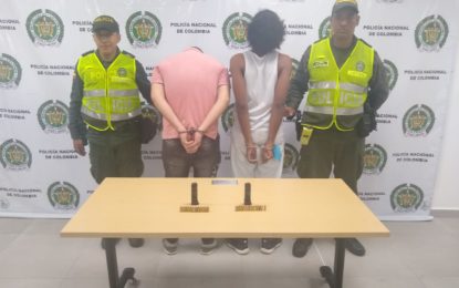 Sujetos despojaron a dos Policías de los proveedores de sus armas de dotación
