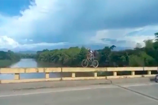Ni en un Circo: el hombre que atravesó el borde del puente Anacaro en bicicleta