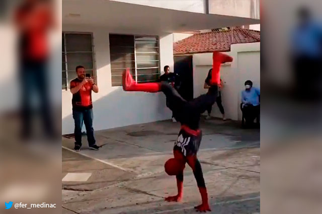 Video viral: el ‘cumbión’ del hombre araña en fiesta infantil que mueve las redes