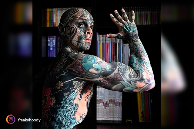 Viral: profesor causa polémica por excéntricos tatuajes en su cuerpo