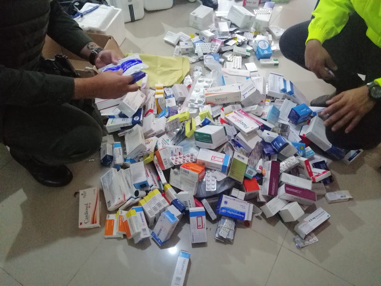 Redada contra el contrabando de medicamentos fraudulentos y vencidos en el país