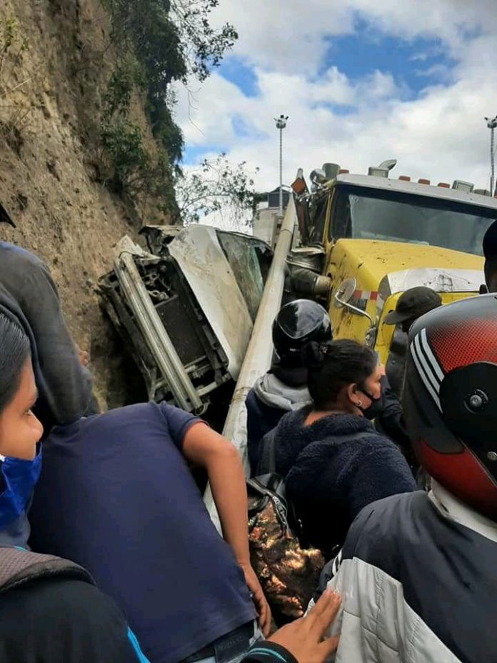 Dos muertos y 5 heridos tras accidente de tractomula en la Panamericana
