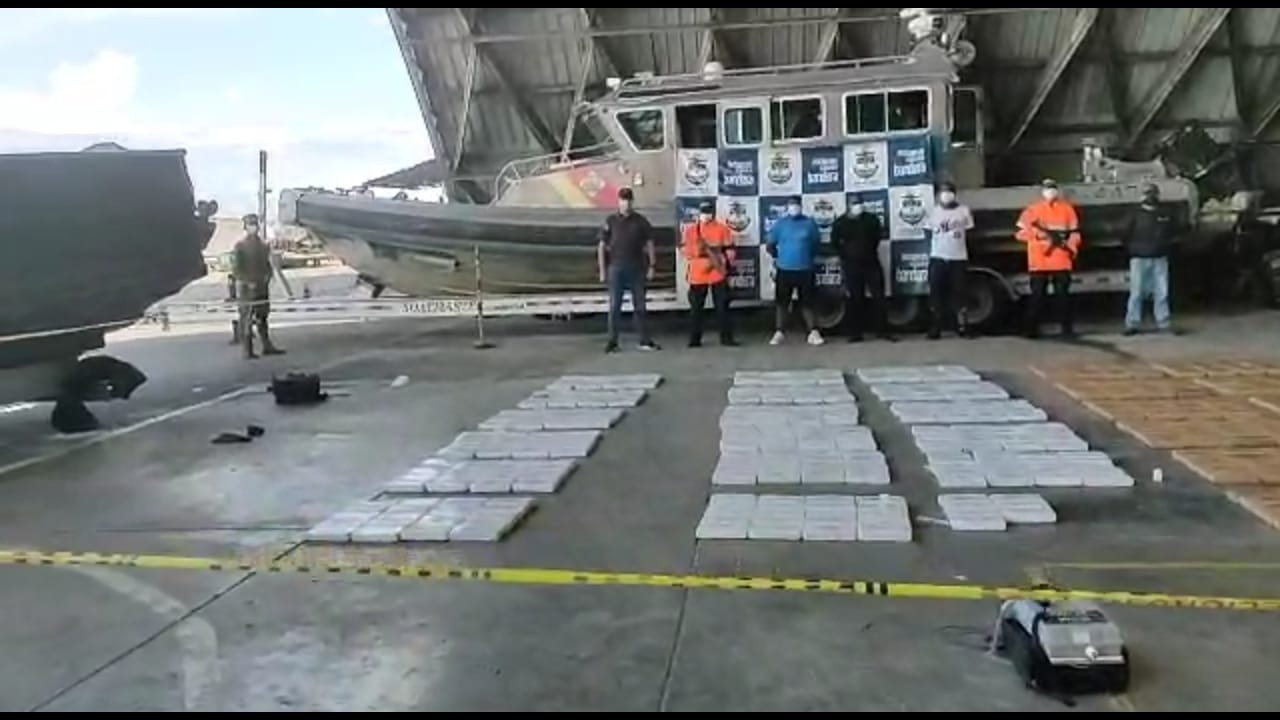 A la cárcel tres hombres capturados cuando transportaban 922 kilos de cocaína en un semisumergible