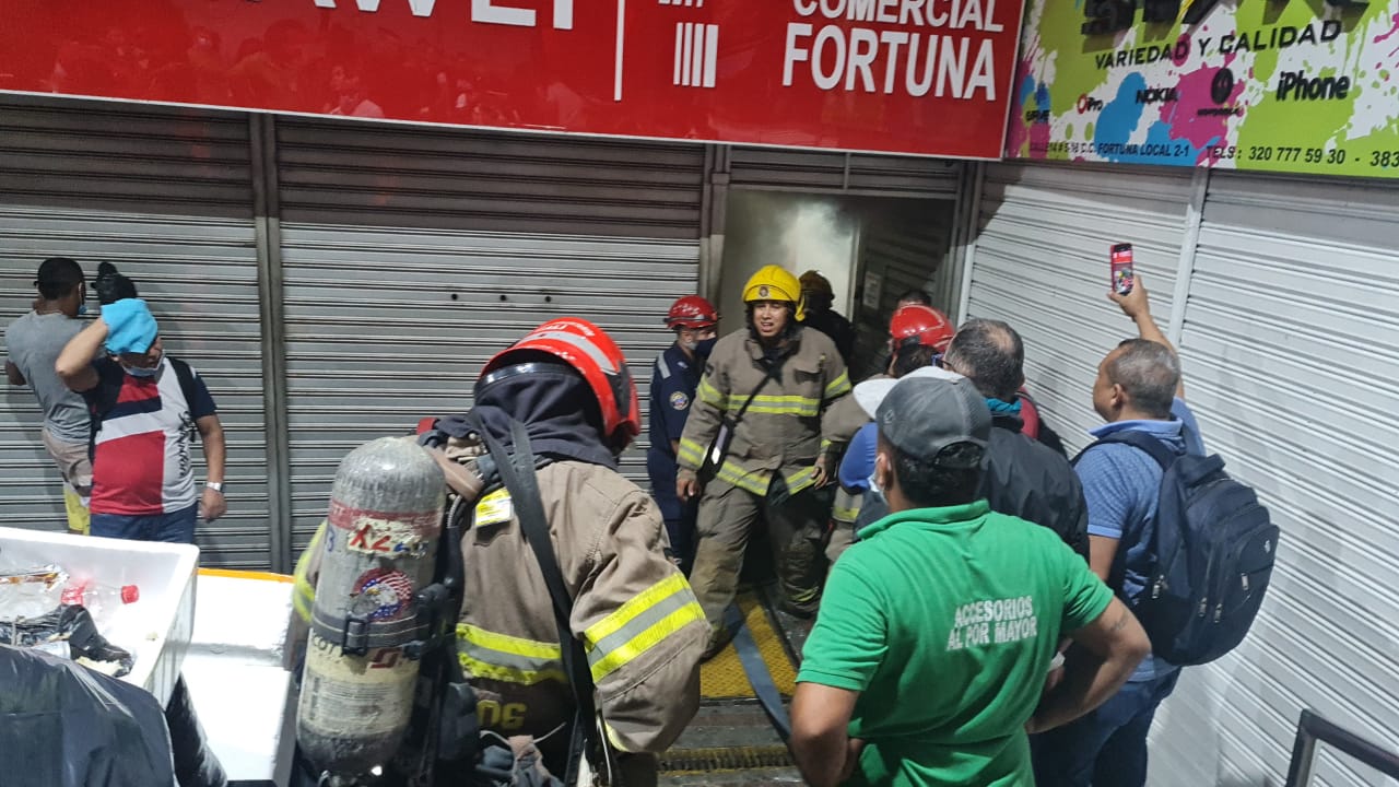 Incendio estructural en el centro comercial La Fortuna en Cali deja 7 locales afectados
