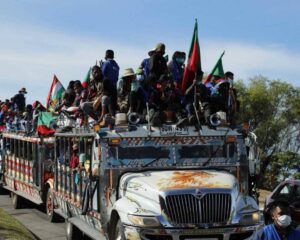 Sancionan chivas y camionetas por sobrecupo y placas tapadas en Cali