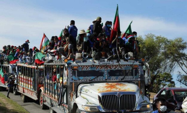 Sancionan chivas y camionetas por sobrecupo y placas tapadas en Cali
