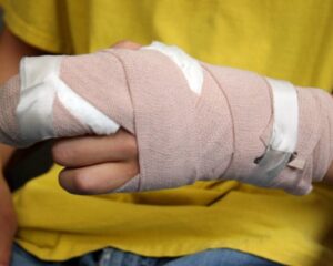 “Van 30 lesionados por pólvora en el Valle”: fuerte llamado de la Gobernadora a alcaldes y padres de familia