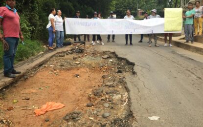Habitantes del sector de la Sirena protestaron por el mal estado de las vías
