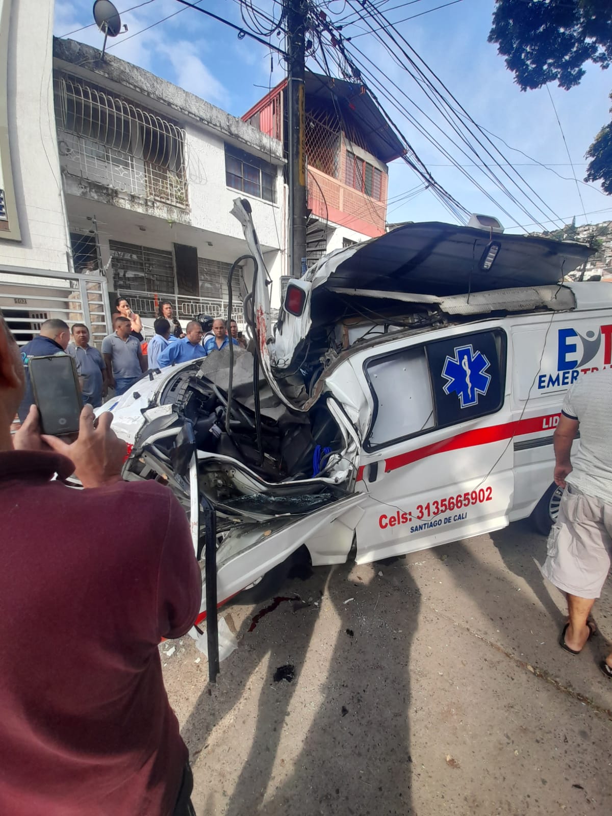 Fuerte accidente entre dos ambulancias deja una persona muerta y cuatro heridas